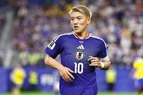「メンツが豪華すぎる」「スーパースター揃い」...サッカー日本代表・堂安律、国民的スターたちと超豪華3ショット