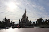 値上げディズニーの「オワコン化」が始まった　「子ども200万人減」の裏で増える40代以上の来園者