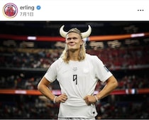 サッカー・ハーランドの美女モデル恋人、煌びやか超ミニ丈赤ドレスで色気ダダ漏れ　すらり神スタイルの美貌