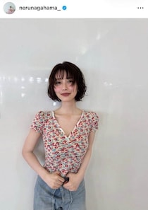長濱ねる、肩出しノースリニットワンピで...美しい横顔にドキっ　膝をかかえてポージング