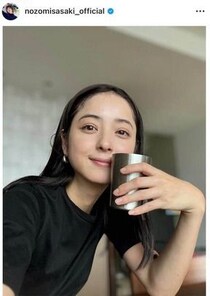 佐々木希、レアな丸メガネでお姉さん風に...衝撃のかわいさ　「メガネ似合いすぎるー」「美人すぎん？」大絶賛