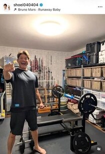 照英52歳、バキバキ上半身の黒タンクトップ姿で...ベンチプレス110キロ持ち上げ　「凄すぎ」「進化し続けてる」