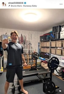 照英52歳、バキバキ上半身の黒タンクトップ姿で...ベンチプレス110キロ持ち上げ　「凄すぎ」「進化し続けてる」