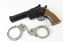 コンビニ強盗に警察官が発砲、正当性の判断は？　事態が緊迫している状態だったか