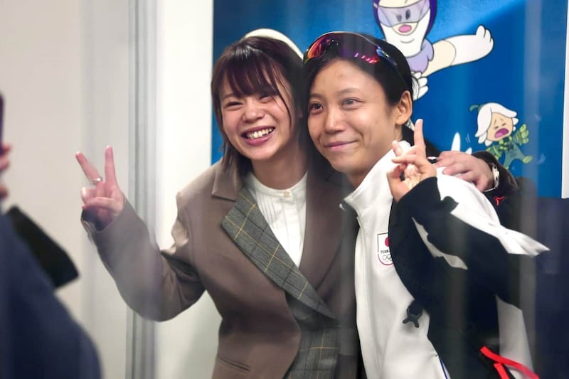 ミラノ・コルティナ五輪でのツーショット。左から菜那さん、美帆さん（写真：スポーツ報知/アフロ）