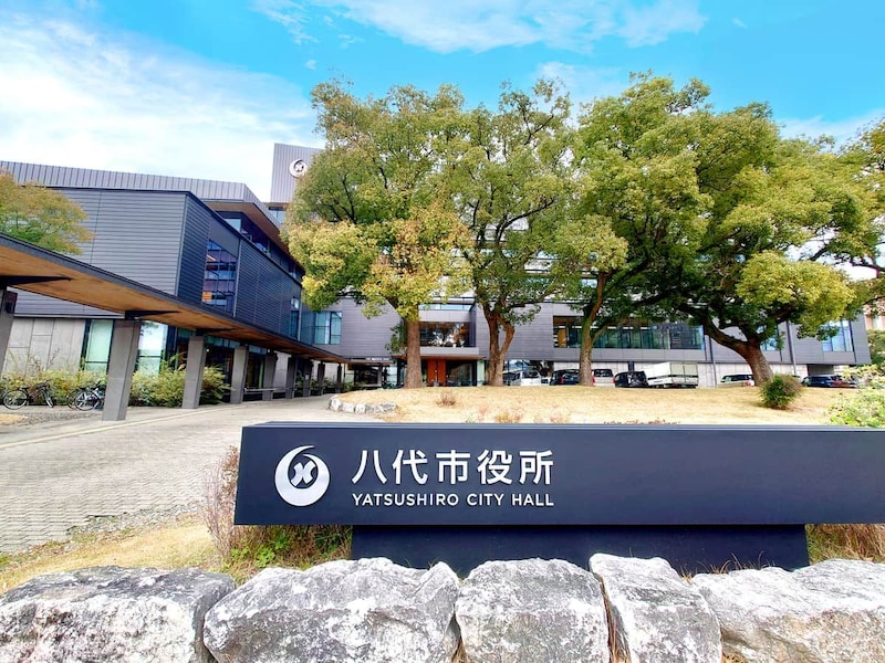 八代市役所。今回の地震で免振装置にもダメージが出た