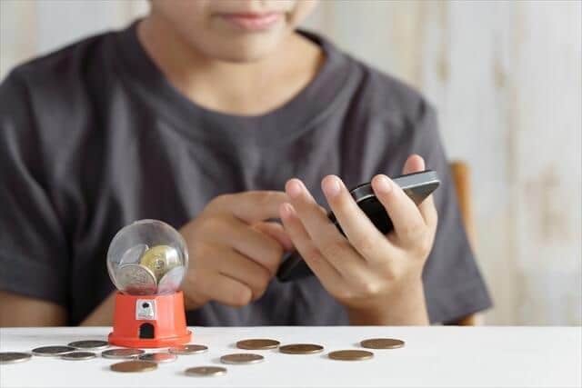 コインや宝石を実際の課金と思わず、何度もタップ…(写真はイメージ)