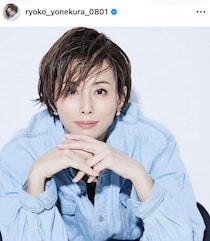 米倉涼子、ノースリワンピでヘアメイク中ショット...モノクロで幻想的　「映画のワンシーンをみてるよう」