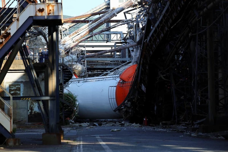 地震で煙突が損傷した日本製紙八代工場。新聞用紙も生産している（写真：ロイター/アフロ）