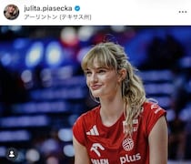 女子バレーNLで話題の美女・ポーランド代表ピアセツカ23歳、タイトな黒ワンピで色気ダダ漏れ　ユニ姿と雰囲気変わって