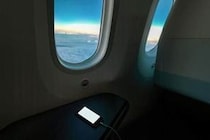 飛行機のシートは倒すべきでない？　スリムクラブ・真栄田賢、「怒鳴られた」と明かす
