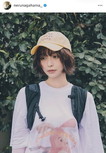 長濱ねる、私服トップス×黒ボトム姿で...かわいさ限界突破　ゆるふわボブヘアで笑顔ショット
