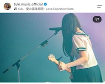「素顔非公開」tuki．セーラー服姿でダイナミックなジャンプに反響　「すげぇ」「天使みたい」ライブ中にパシャリ