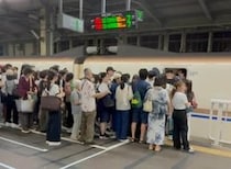 帰りの新幹線、満員で乗り切れない事態に...交流施設で1泊　長岡の花火大会で「帰宅難民」続出の理由は