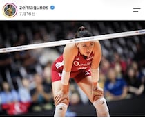 女子バレーNLで話題の美女・トルコ代表ギュネシュ、深めスリット入りタイトな純白ドレスで色気ダダ漏れ