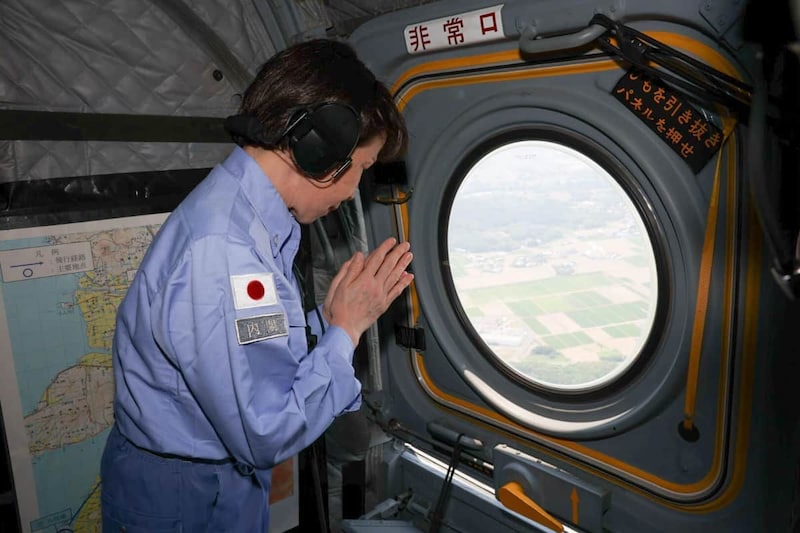上空から手を合わせる写真には様々な声が出た（写真は内閣広報官のXから）