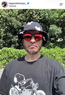 短髪になって雰囲気激変！長瀬智也、真剣表情でバイクにまたがり...ガソリンタンク「ガン見」ショット