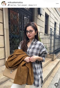 サッカー堂安律の美人妻・明松美玖、シンプル私服コーデも「激カワ」サングラス頭にのせて　「本当にかわいい」