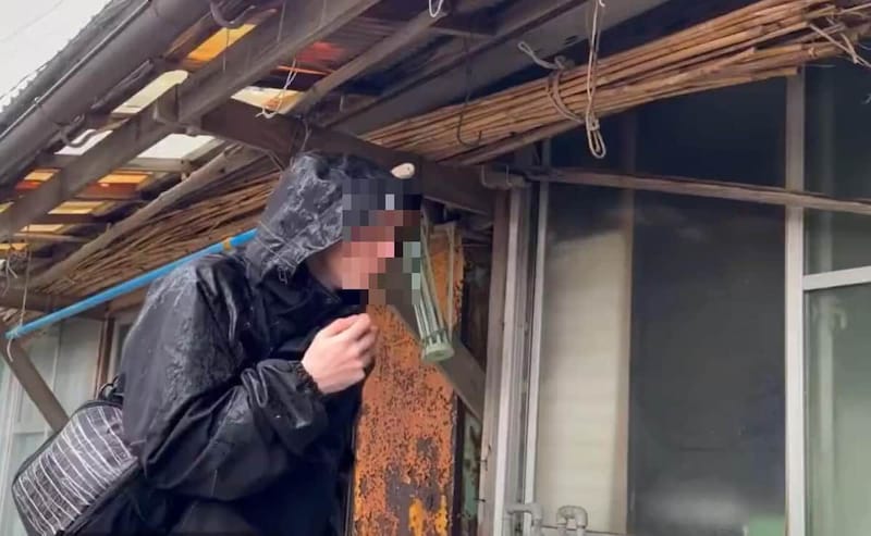 民家に侵入する男(ユーチューブ投稿動画から)