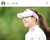 女子ゴルフの吉田鈴、水色チェックの膝上ミニ丈ワンピで「激カワ」ドキっ　ゴルフウェア姿と雰囲気変わって