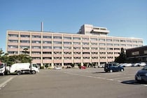 オンライン記者会見にバスローブ姿でたばこ吸う秋田県職員...松井一郎氏「大人としての感覚がずれている」