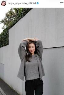 宮本茉由、色気ダダ漏れ白ノースリワンピ姿の美貌に衝撃...「綺麗すぎる」「超絶美しい」　テレ東ドラマ主演で注目