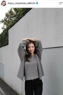 宮本茉由、色気ダダ漏れ白ノースリワンピ姿の美貌に衝撃...「綺麗すぎる」「超絶美しい」　テレ東ドラマ主演で注目