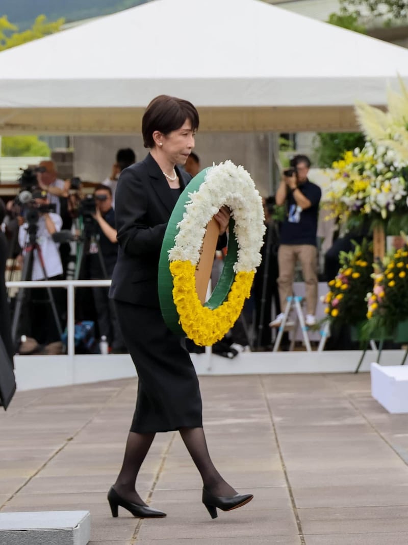 長崎市の式典で献花する高市早苗首相(首相官邸ウェブサイトから)