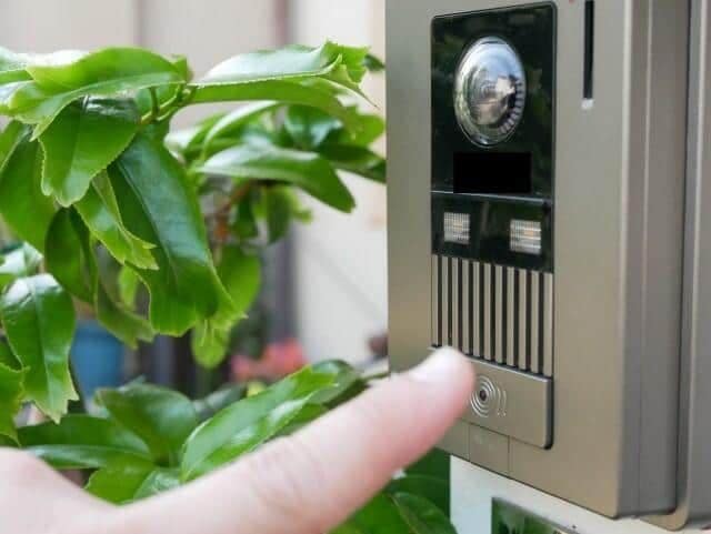 夜中にインターホンを押されるのは恐怖だ（写真はイメージ）