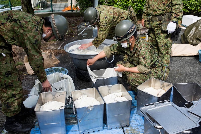 2016年の熊本地震では自衛隊が炊き出しを行っていた(写真:Richard A. De Guzman/アフロ)