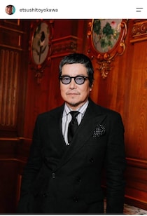 豊川悦司「最高のガールフレンド」と笑顔の2ショット　腕にはヘビのタトゥーがチラリ「タトゥーはお仕事？」