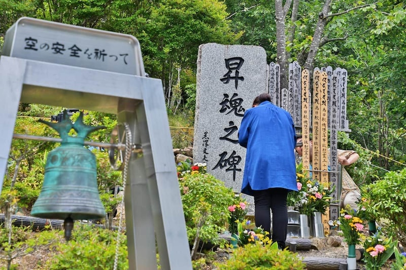 8月12日には多くの人が御巣鷹の尾根に慰霊登山に訪れる(2020年撮影)(写真:アフロ)