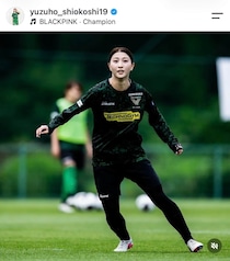 美女サッカー塩越柚歩、キャミ姿で猛暑ディズニー満喫「激カワ」ショット　「全力でびしょ濡れになりました！！」