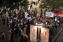 「戦争に加担したくない」「異常さを感じる」高市政権に新宿駅前でも抗議デモ　平和や反戦を求め