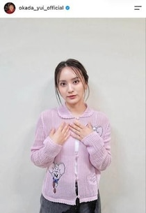 岡田結実、膝上ミニのシャツワンピで「激カワ」ドキっ　「普段の私服は、体型維持のために結構肌だししてる」