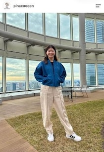 女子ゴルフの渋野日向子、ミニスカ×鮮やかブルーのセーターのゴルフウェア姿　美しい緑に映えるステキ笑顔