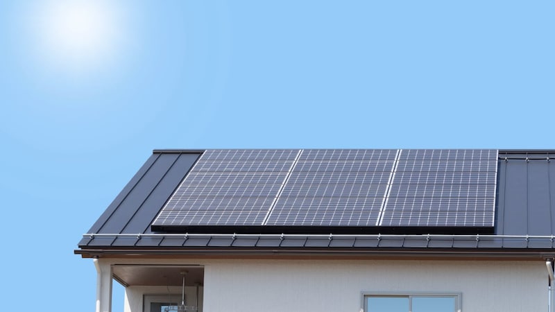 「太陽光は損」無責任な言説に終止符…発電量は毎年低下、利用は25年限り、物価上昇も控えめに。“最悪の条件”を重ねて計算しても「312万円の利益」が出る理由【一級建築士が解説】
