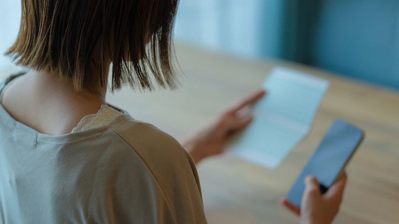 学校で開かれた「説明会」に参加した女子高生、その5年後…月収22万円・新卒1年目23歳になった10月、通帳に記された「残酷な現実」に足がすくんだワケ