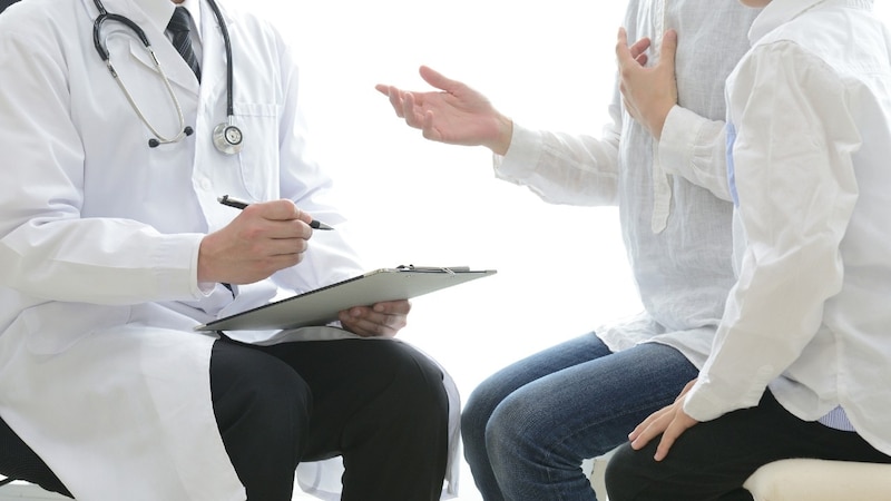 「診察ミス」「病気の見逃し」を誘発するリスクも!?…不安を募らせる患者が〈ついやってしまいがちな行動〉とは【医師が解説】