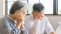 やっと終わった…65歳で〈4,500万円の住宅ローン〉を完済した〈年金月24万円〉夫婦。安堵も束の間、隣人の〈30代家族〉によって日常崩壊「売るに売れない地獄」