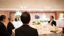 毎日会食、週末は接待ゴルフ、馬車馬のように働き、通信会社の執行役員まで登りつめた50代父…「長男の結婚披露宴」で後悔した理由