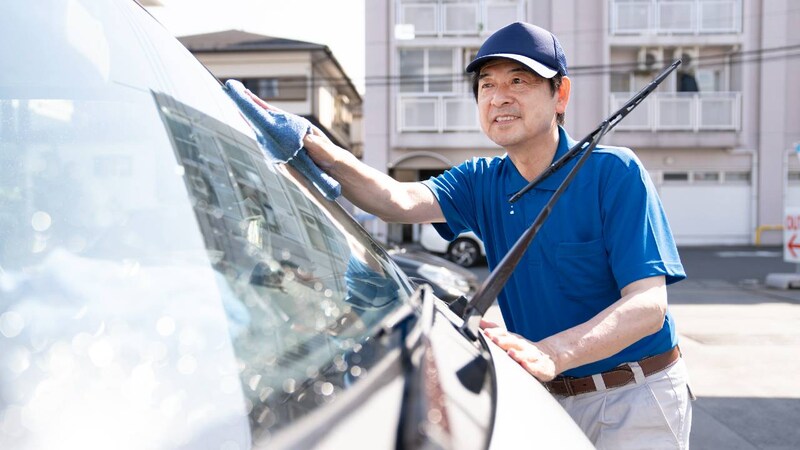 し、支店長!?…銀行で支店長を務めた64歳男性、ガソリンスタンドに再就職→汗だくで洗車する姿に元部下はあ然も、本人は「悪くない」と満足気のワケ【CFPの助言】