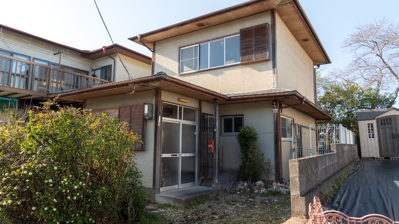 「あなた、誰ですか…?」久々に帰省した55歳息子、まさかの事態に唖然。〈年金月10万円〉〈貯蓄3,000万円〉独居暮らしの80歳母に寄り添う「見知らぬ女性」の正体【FPの助言】