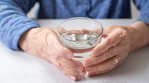 食事前の“コップ1杯”がカギ…「やせる水の飲み方」のポイント【医師が解説】
