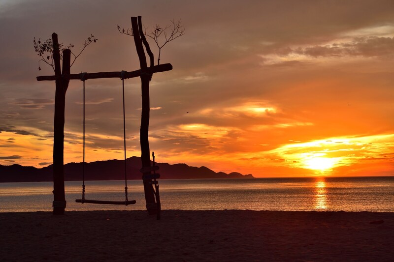 （夕日ヶ浦の夕焼けとビーチブランコ／PIXTA）