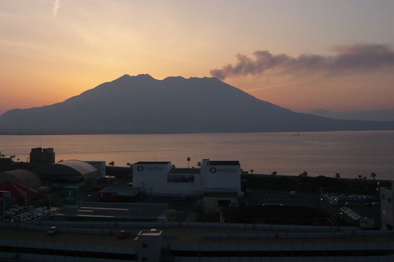 （桜島と鹿児島湾／PIXTA）