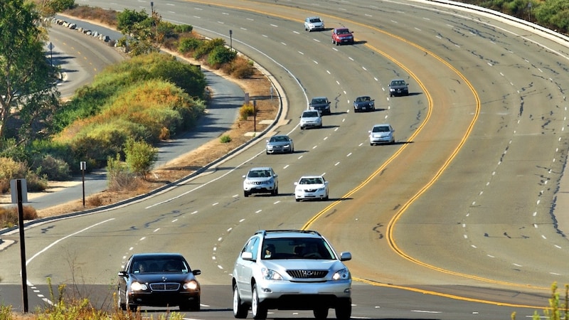 ローン完済間際にトラックが激突・車が大破…「法定速度？なにソレ？」車社会アメリカで繰り広げられる“命がけ”の通勤風景【人気YouTuberが語る】