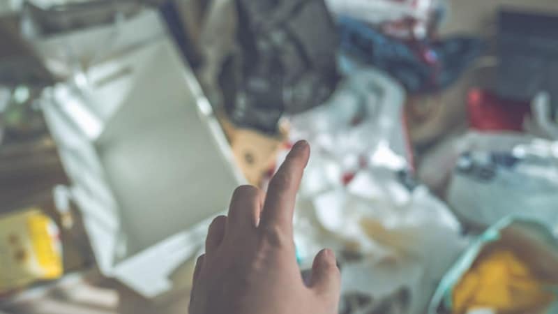 「認知症じゃなかったの…」42歳娘、涙。ゴミ屋敷と化した実家に引きこもる、“もともと社交的だった”年金生活・69歳父の真相【FPの助言】