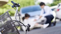車に突っ込まれ負傷、自転車も大破…「被害者」のはずが賠償金？ “追突された側”に「車の修理費の3割」の支払義務が生じる理由【弁護士が解説】