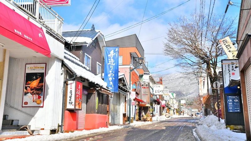 軽井沢住民はお金持ちが多い？「別荘地」から「定住地」へ…高所得地帯化が進む〈長野県・軽井沢町〉驚きの平均給与額【地方に実在する“お金持ちの町”の実態】